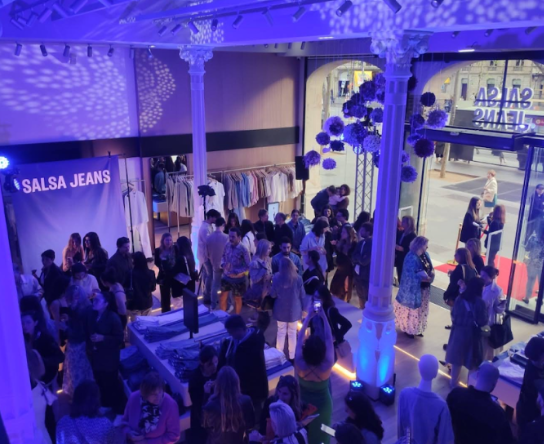 APERTURA SALSA JEANS